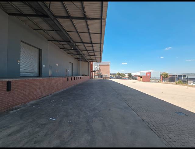 3,234M² WAREHOUSE FOR SALE IN COSMO BUSINESS PARK
